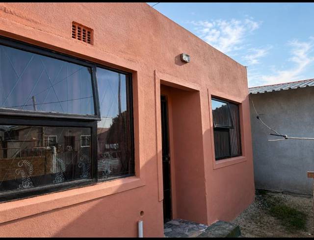 2 BEDROOM HOUSE FOR SALE IN NONQUBELA